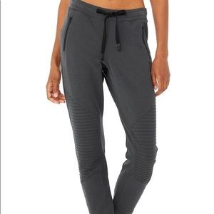 Alo Yoga Urban Moto Sweatpant in Anthracite (charcoal) S